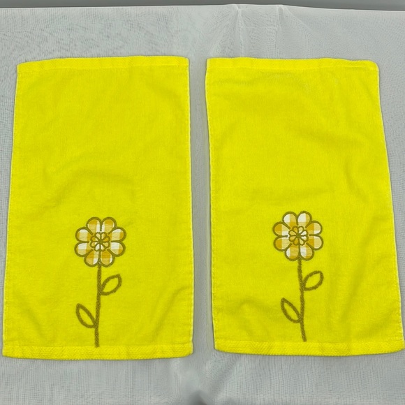 Vintage 70’s yellow plaid embroidered daisy hand towels by The Avanti - Picture 1 of 8